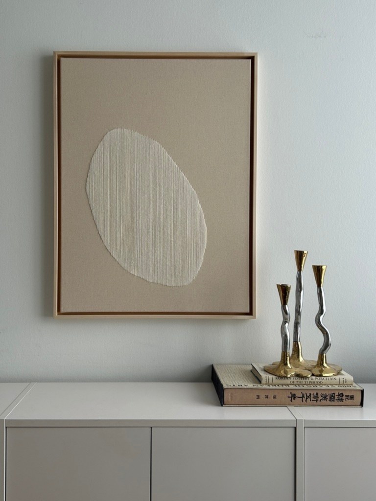 Minimalistisches Kunstwerk Garn auf Leinwand im japanbi Stil.